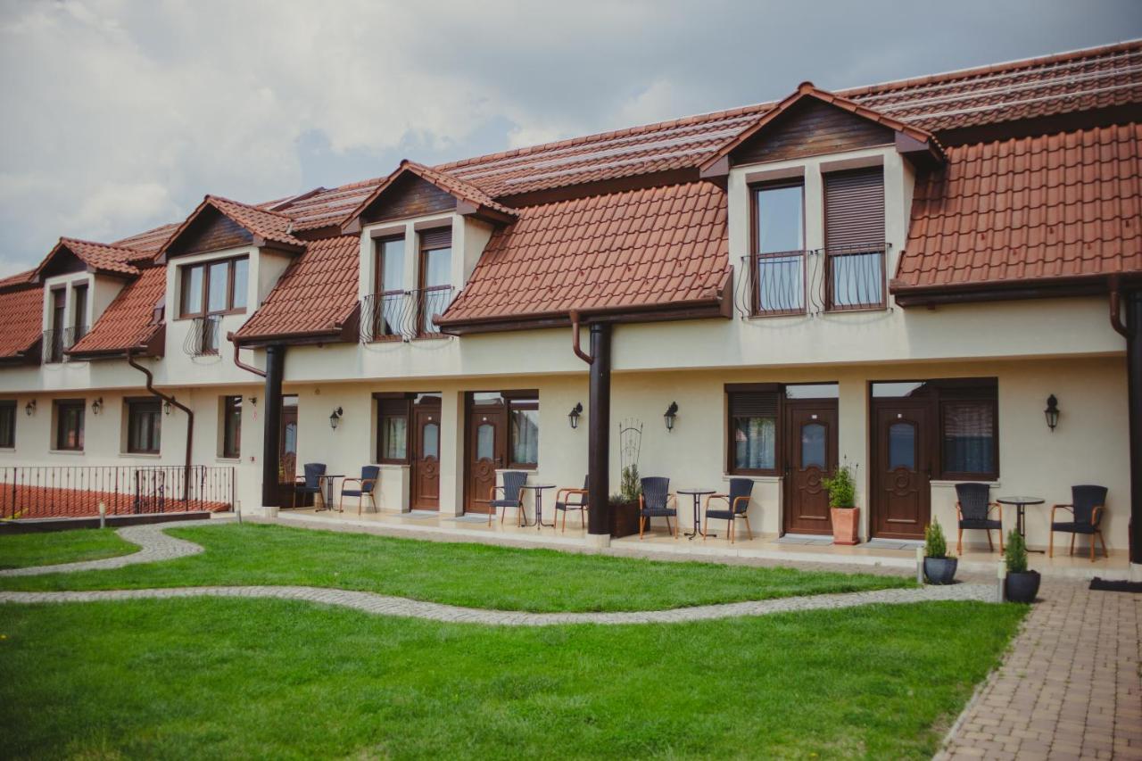 Bed and Breakfast Petreny Borpanzio Egerszalók Exterior foto