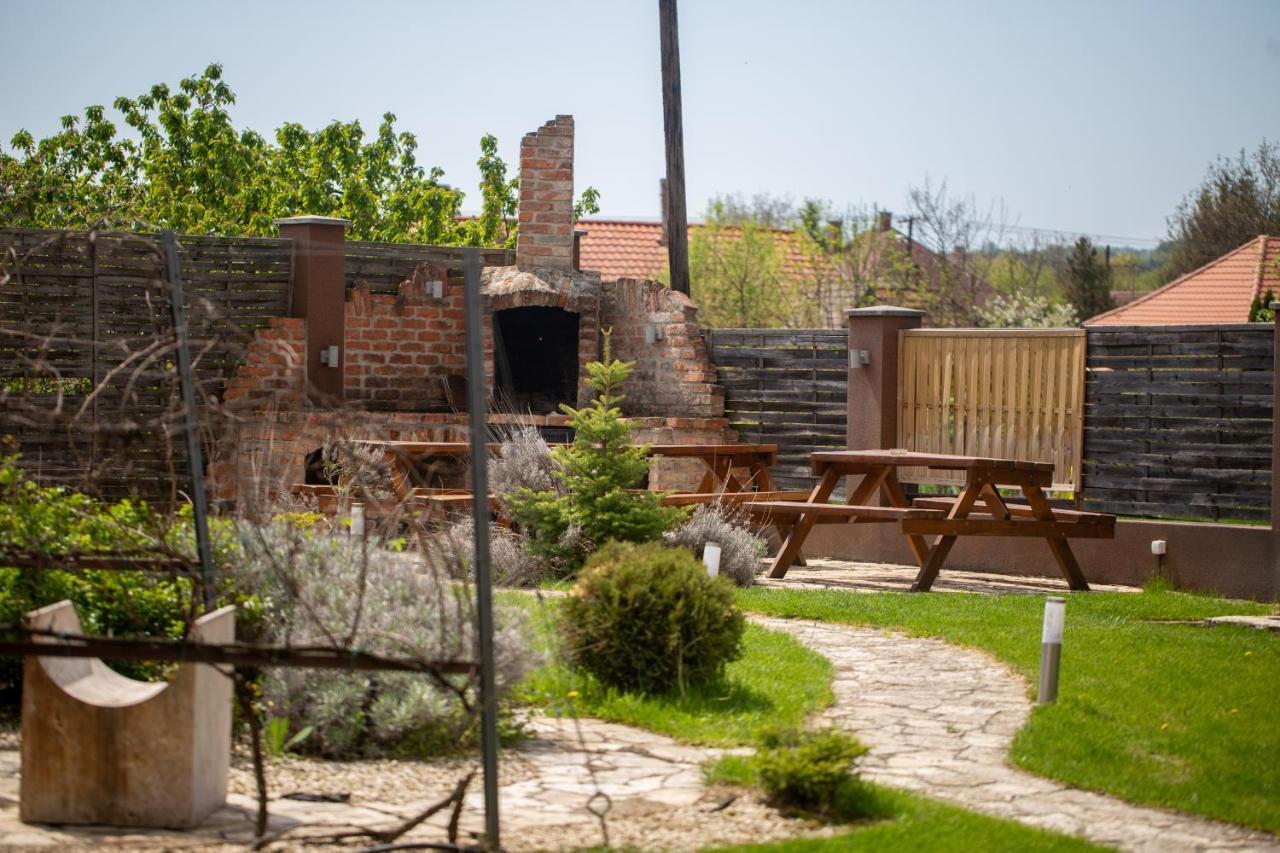 Bed and Breakfast Petreny Borpanzio Egerszalók Exterior foto